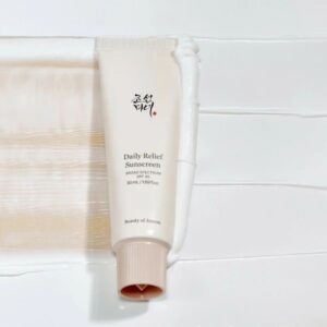 Daily Relief Sunscreen – واقي شمس خفيف لجميع أنواع البشرة بعامل حماية SPF 40، بتركيبة مرطبة وغير دهنية